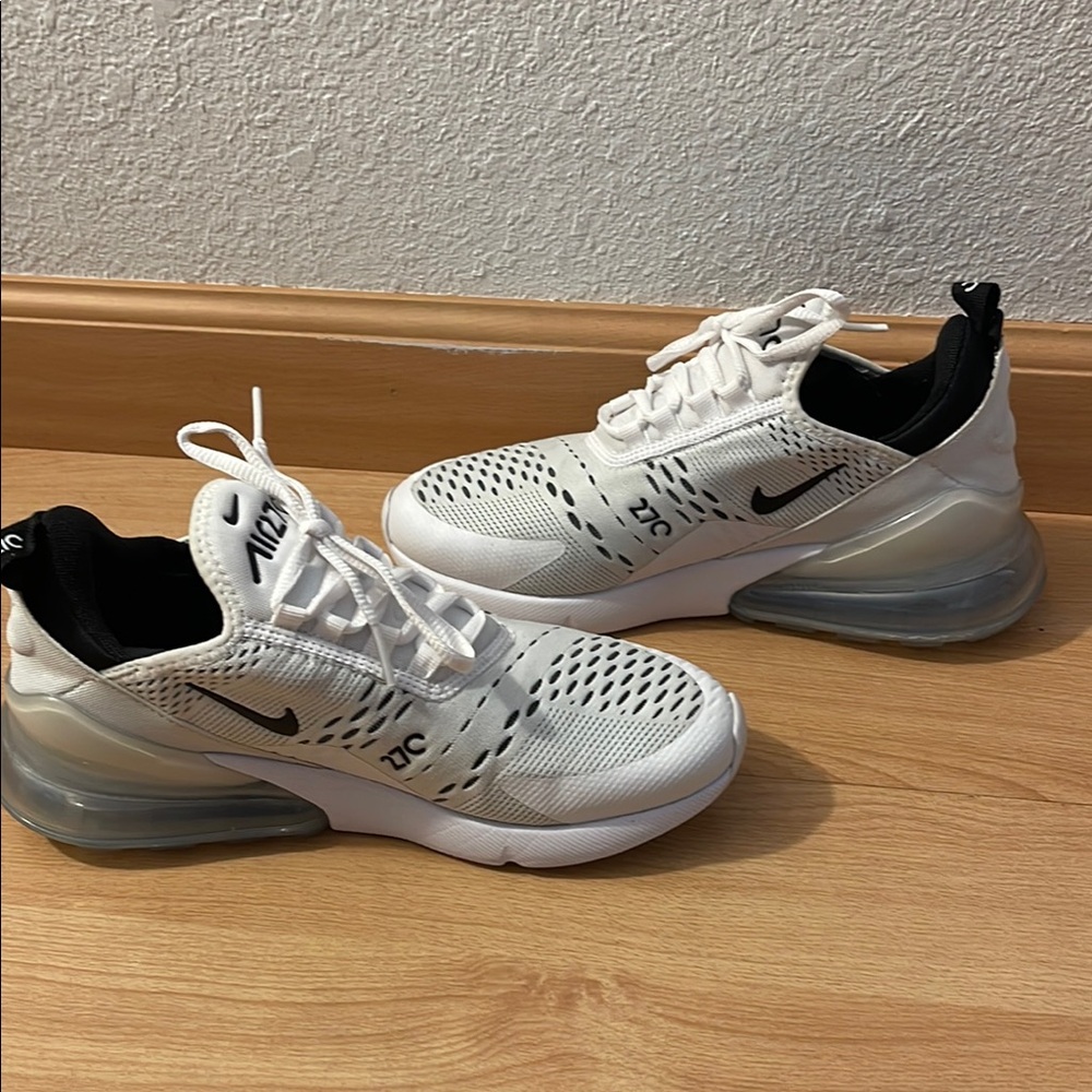 Women’s Nike White Black Sneakers with Air Max 270 Cushioning - Picture 6 of 7